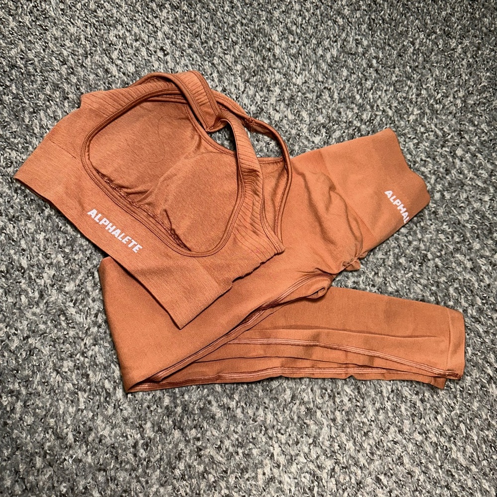 Alphalete amplify leggings and vault bra in the color mandarin